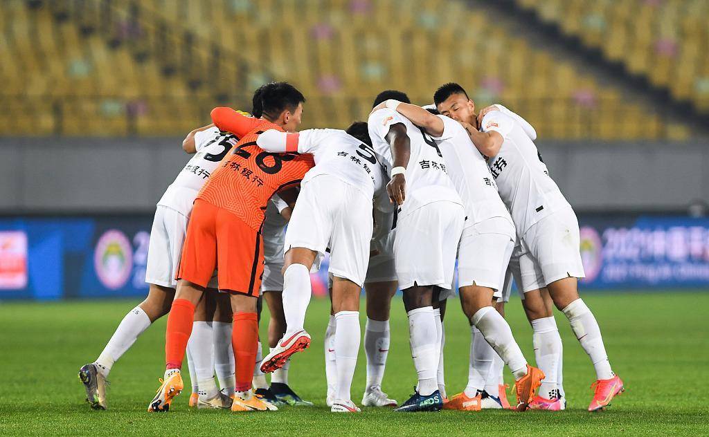 在线游戏-战无不胜：足球赛区顶级球队奋起直追(战无不胜歌曲)