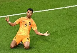 包含布莱顿主场取胜，缪卡拉崴烈破门锁定胜局的词条