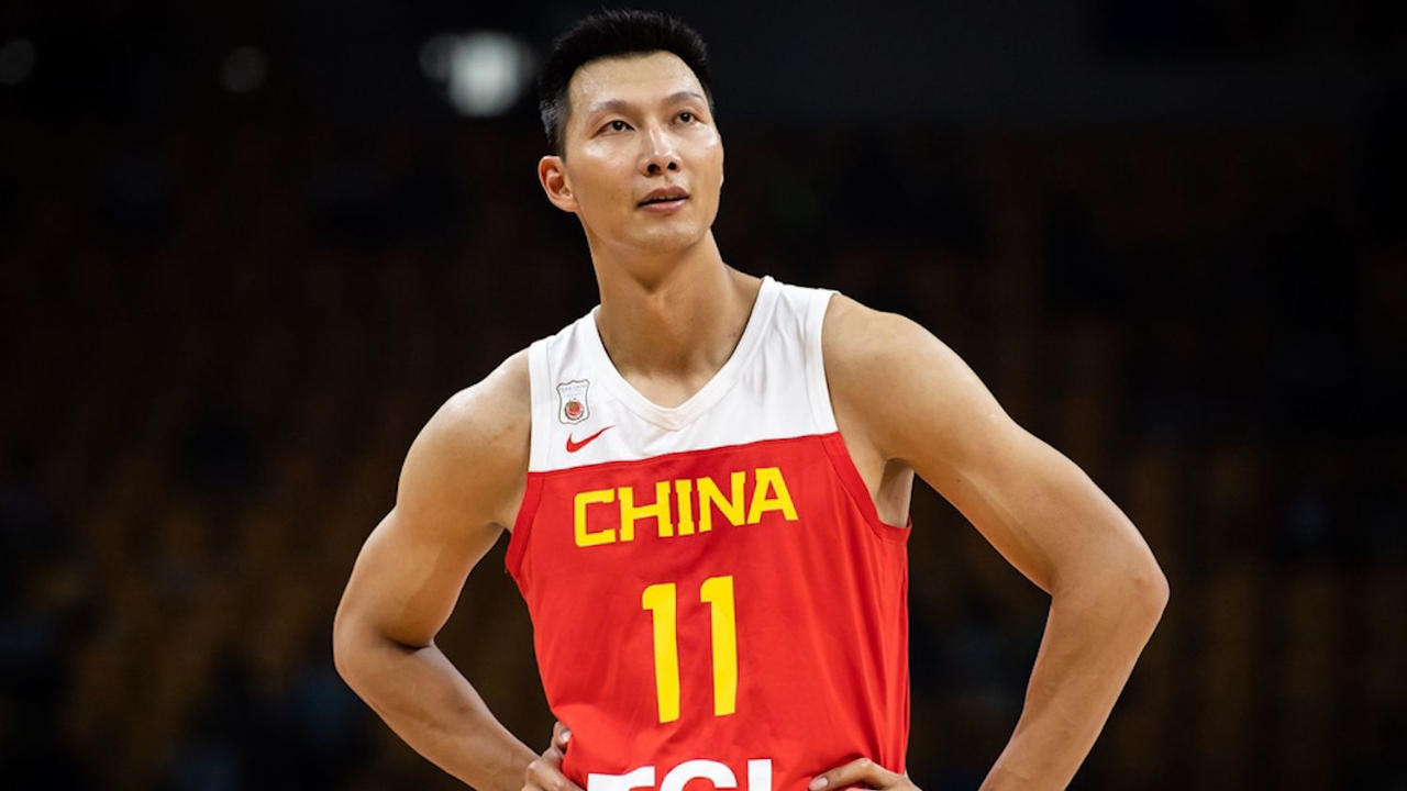 职业篮球赛季末尾声音渐近,争夺激烈 职业篮球赛季末尾声音渐近,争夺激烈