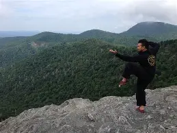 一场艰苦的比赛，球队终于获得胜利，积极追赶CBA联赛冠军位置的简单介绍